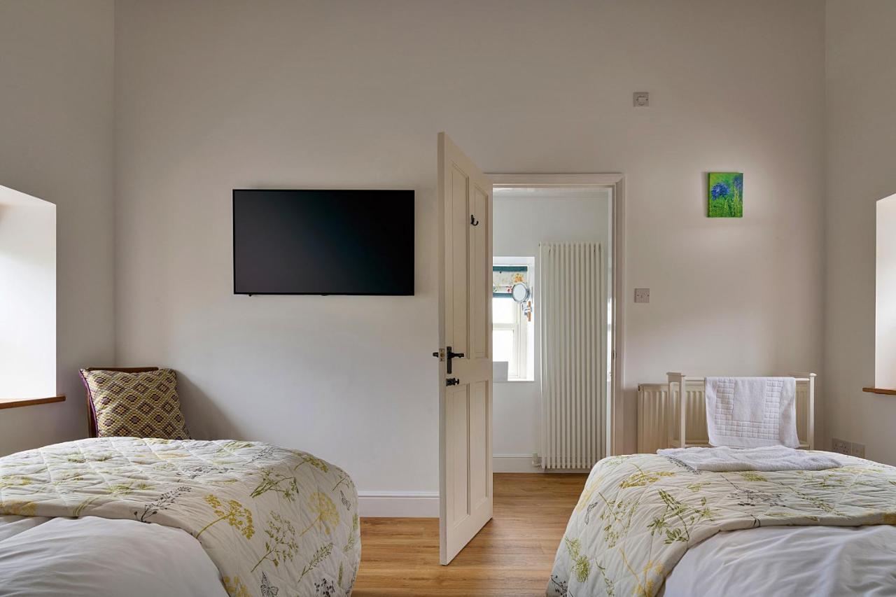 Finest Retreats - Moelis Granary - Luxury Cottage With Hot Tub Llandrillo Екстер'єр фото